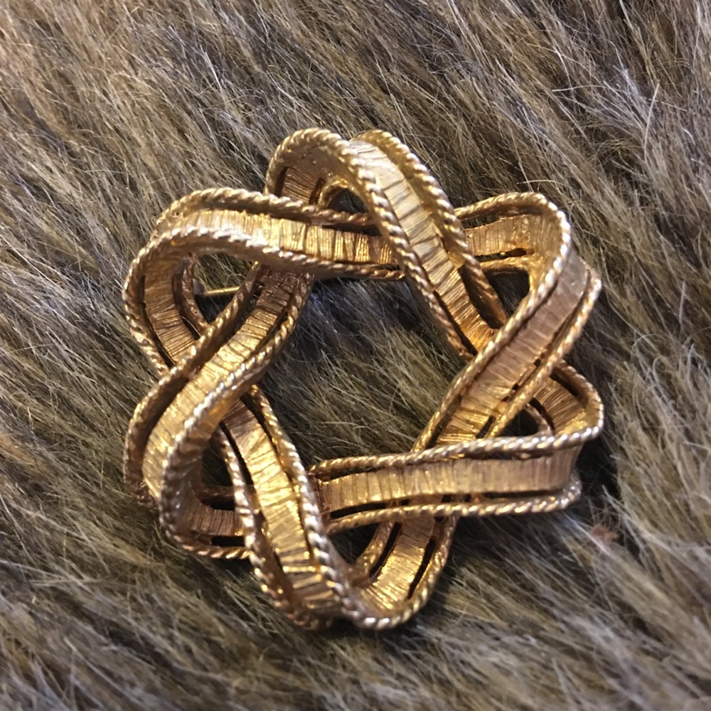 Vintage 70s gold tone wreath design brooch pin